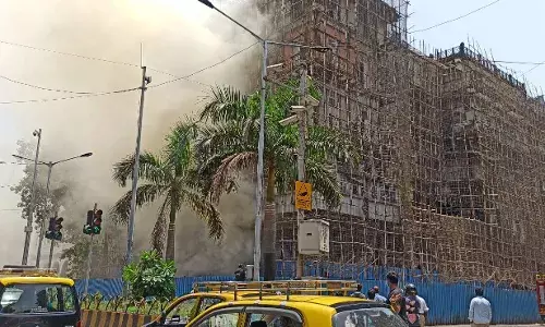 मुंबई सत्र न्यायालय परीसरातील इमारतीला मोठी आग मुंबई सत्र न्यायालय परीसरातील इमारतीला मोठी आग
