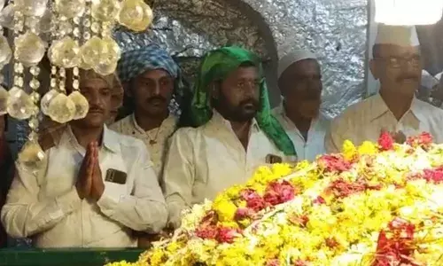 गावातील यात्रा उत्सवानिमित्त हिंदू-मुस्लिम बांधवांचे एकतेचे प्रतीक गावातील यात्रा उत्सवानिमित्त हिंदू-मुस्लिम बांधवांचे एकतेचे प्रतीक