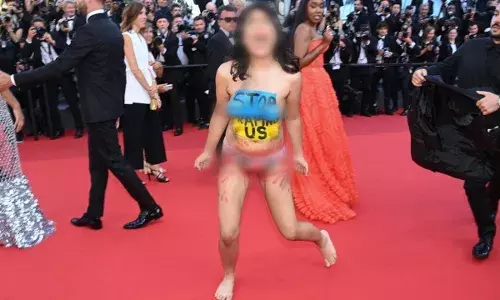 आमच्यावरील बलात्कार थांबवा, विवस्त्र महिलेचा Cannesच्या रेड कार्पेटवर आक्रोश आमच्यावरील बलात्कार थांबवा, विवस्त्र महिलेचा Cannesच्या रेड कार्पेटवर आक्रोश