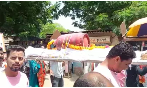शिवसेनेने काढली केंद्र सरकारची अंत्ययात्रा, महागाईवरुन आक्रमक आंदोलन शिवसेनेने काढली केंद्र सरकारची अंत्ययात्रा, महागाईवरुन आक्रमक आंदोलन