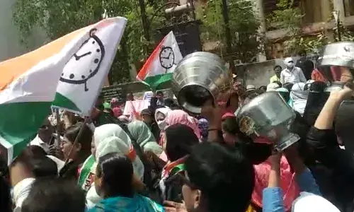 पाणीटंचाईला भाजप आमदार जबाबदार म्हणत राष्ट्रवादीचा मोर्चा पाणीटंचाईला भाजप आमदार जबाबदार म्हणत राष्ट्रवादीचा मोर्चा