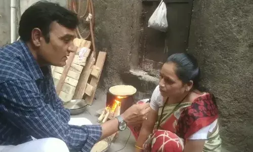 धुणीभांडी करुन घर कसं चालवायचं? महागाईनं त्रस्त गरिब महिलांचा सवाल धुणीभांडी करुन घर कसं चालवायचं? महागाईनं त्रस्त गरिब महिलांचा सवाल