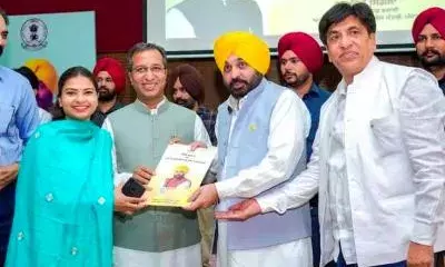 पंजाबच्या आरोग्यमंत्र्यांवर भ्रष्टाचाराचे आरोप, आधी मंत्रीपदावरून हकालपट्टी मग थेट अटक पंजाबच्या आरोग्यमंत्र्यांवर भ्रष्टाचाराचे आरोप, आधी मंत्रीपदावरून हकालपट्टी मग थेट अटक
