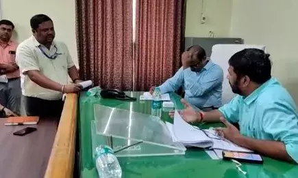 तुम्हाला तर लाथच मारायला पाहिजे बच्चू कडू अधिकाऱ्यांवर संतापले