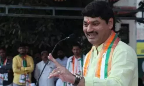 धनंजय मुंडे यांचा पंकजांना टोला, लोकनेत्याकडूनच या कारखान्याला भगदाड