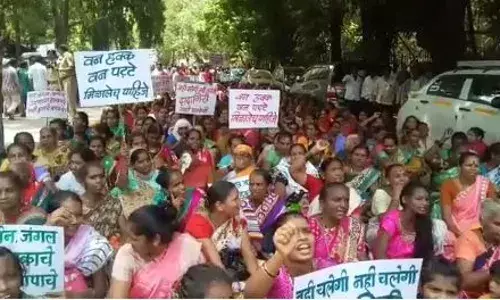 मुलभूत सुविधांसाठी आदिवासी बांधव रस्त्यावर