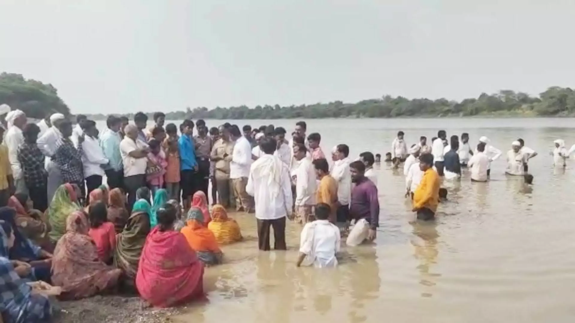 गोदावरीतच ठिय्या, अवैध वाळू उपशाविरोधात गावकरी आक्रमक