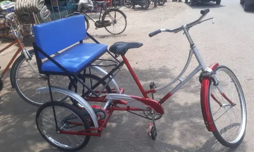 दिव्यांगासाठी भंगारातील सायकलींना आधुनिक रुपडं देणारा अवलिया दिव्यांगासाठी भंगारातील सायकलींना आधुनिक रुपडं देणारा अवलिया