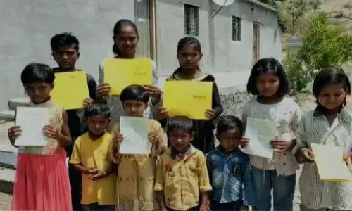 शाळेत जायला जीवघेणा रस्ता; पालकांनी काढले शाळेतून दाखले शाळेत जायला जीवघेणा रस्ता; पालकांनी काढले शाळेतून दाखले