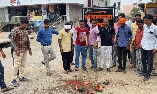 टरबूज फोडून पंकजा मुंडे समर्थकांनी व्यक्त केली नाराजी टरबूज फोडून पंकजा मुंडे समर्थकांनी व्यक्त केली नाराजी