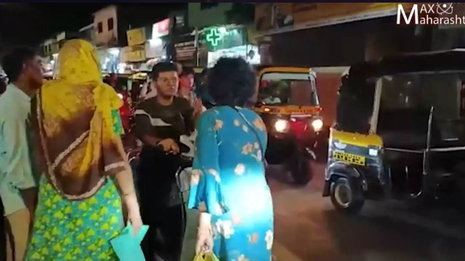 ही खरी हिरो, बेशिस्त वाहनचालकांना भररस्त्यात फटकारले.... ही खरी हिरो, बेशिस्त वाहनचालकांना भररस्त्यात फटकारले....