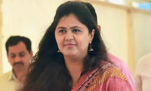 पंकजा मुंडे यांना एकटे पाडणे हेच भाजपचे धोरण, सामनातून भाजपवर निशाणा पंकजा मुंडे यांना एकटे पाडणे हेच भाजपचे धोरण, सामनातून भाजपवर निशाणा