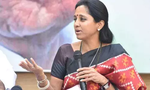 हे दडपशाहीचे सरकार आहे जे विरोधात बोलते त्यांना नोटीस येते : सुप्रिया सुळे हे दडपशाहीचे सरकार आहे जे विरोधात बोलते त्यांना नोटीस येते : सुप्रिया सुळे