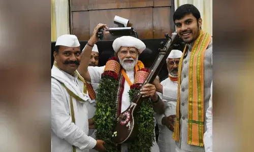 मोदींना भाषण लिहून देणारे आधुनिक मंबाजी कोण? - तुषार गायकवाड मोदींना भाषण लिहून देणारे आधुनिक मंबाजी कोण? - तुषार गायकवाड
