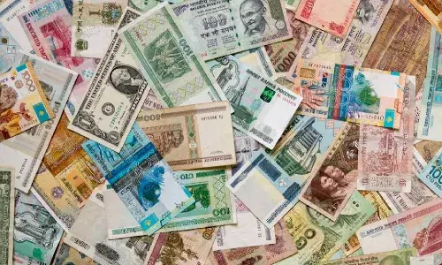 पहा विविध देशातील नोटा आणि नाण्यांचा संग्रह करणारा अवलिया