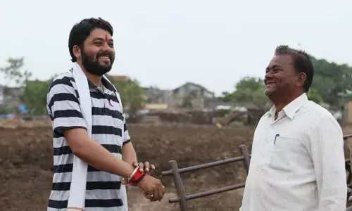 #FatherDay चंदनासारख्या झिजलेल्या बापासाठी रांगडा शेतकरी नेता रविकांत तुपकर झाले भावुक #FatherDay चंदनासारख्या झिजलेल्या बापासाठी रांगडा शेतकरी नेता रविकांत तुपकर झाले भावुक