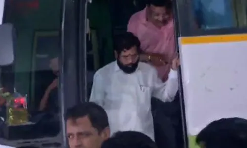 आपल्यासोबत 40 आमदार, गुवाहाटीत पोहोचताच एकनाथ शिंदे यांचा दावा