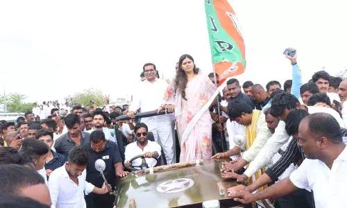 फडणवीस, शिंदे नको आता पंकजा मुंडेंनाच CM करण्याची मागणी