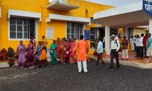 राजकारणी सत्ताकारणात व्यस्त, जनता समस्यांनी त्रस्त राजकारणी सत्ताकारणात व्यस्त, जनता समस्यांनी त्रस्त