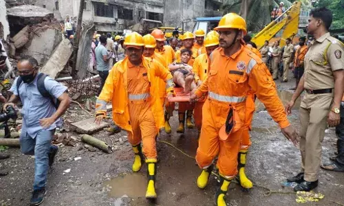 मुंबईतील इमारत दुर्घटनेतील मृतांची संख्या वाढली