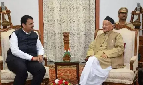 सत्ता संघर्षात भाजप सक्रिय, राज्यपालांकडे मोठी मागणी सत्ता संघर्षात भाजप सक्रिय, राज्यपालांकडे मोठी मागणी
