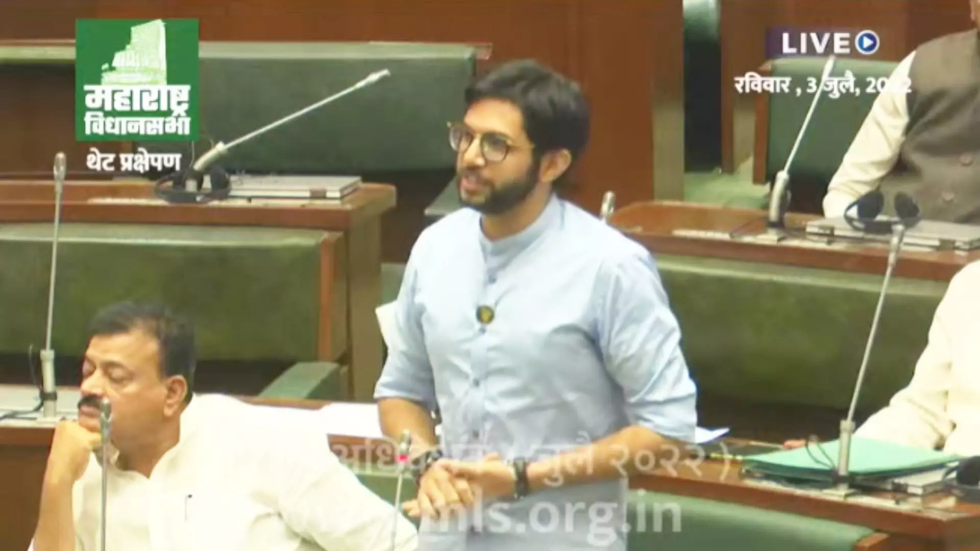 Aditya Thackeray :  देवेंद्र फडणवीस यांच्या कानात सांगितलेलं....