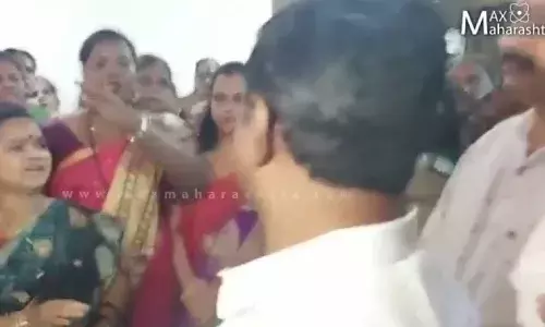 महिला शिवसैनिकांनी बंडखोर आमदाराला दाखवला हिसका