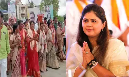 पंकजा मुंडेंना मंत्रिमंडळात घेण्यासाठी मोहटादेवीला साकडे पंकजा मुंडेंना मंत्रिमंडळात घेण्यासाठी मोहटादेवीला साकडे