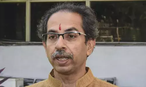 आमदार गेले म्हणुन पक्ष संपत नाही: उद्धव ठाकरे आक्रमक आमदार गेले म्हणुन पक्ष संपत नाही: उद्धव ठाकरे आक्रमक