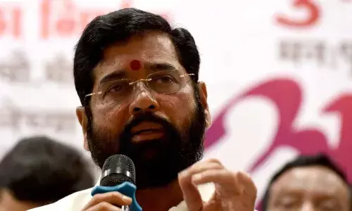 मुख्यमंत्री शिंदे झाले `कॉमन मॅन` ;स्पेशल प्रोटोकॉल नाकारला मुख्यमंत्री शिंदे झाले `कॉमन मॅन` ;स्पेशल प्रोटोकॉल नाकारला