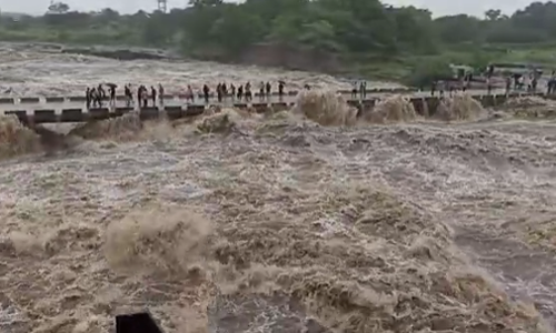 भर पुरात स्टंटबाजी नको, जीवावर बेतू शकते !