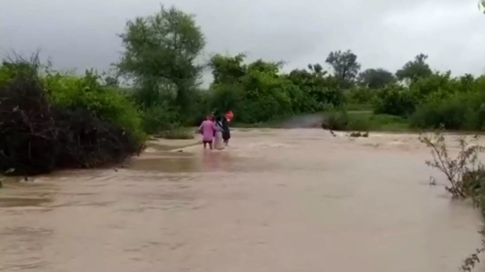 जीव धोक्यात घालून गावकऱ्यांचा पुरातून प्रवास, जबाबदार कोण?