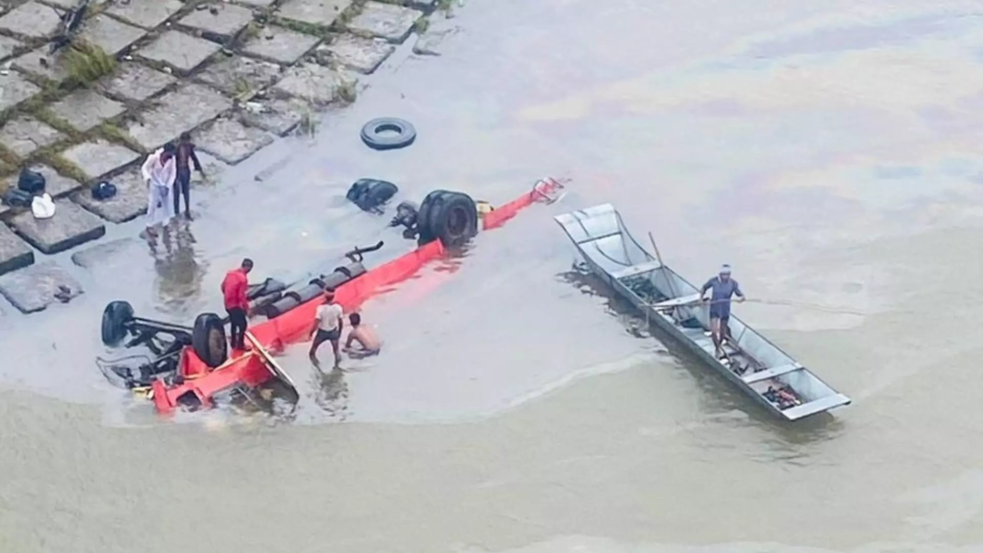 महाराष्ट्राची बस नर्मदा नदीत कोसळली, म.प्रदेशात अपघात