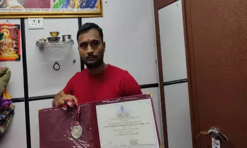 वर्षाभरापूर्वी अख्खं कुटुंब गेलं, पण तो जवान हरला नाही ! वर्षाभरापूर्वी अख्खं कुटुंब गेलं, पण तो जवान हरला नाही !