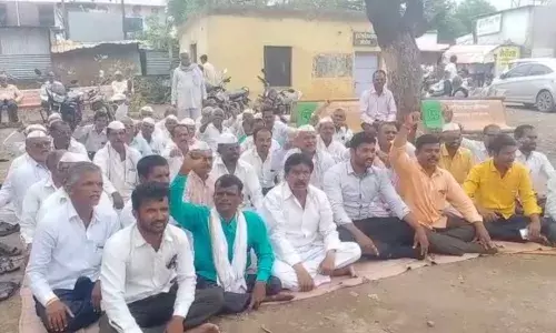 खासदार धनंजय मुन्ना महाडिक यांच्या भीमा साखर कारखान्याच्या विरूद्ध कामगारांचे आंदोलन खासदार धनंजय मुन्ना महाडिक यांच्या भीमा साखर कारखान्याच्या विरूद्ध कामगारांचे आंदोलन