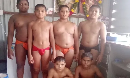 लोप पावत चाललेल्या मातीतील कुस्तीला ऊर्जितावस्था देतोय सोलापूरचा पैलवान लोप पावत चाललेल्या मातीतील कुस्तीला ऊर्जितावस्था देतोय सोलापूरचा पैलवान
