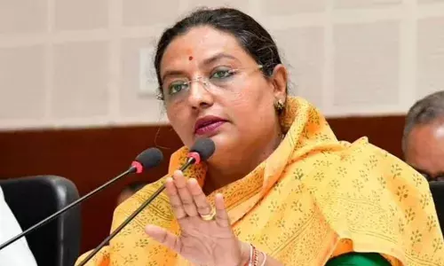 अख्खा महाराष्ट्र बेवारस आणि मुख्यमंत्र्यांची दिल्लीवारी- यशोमती ठाकूर अख्खा महाराष्ट्र बेवारस आणि मुख्यमंत्र्यांची दिल्लीवारी- यशोमती ठाकूर