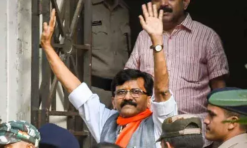 संजय राऊतांच्या घरी सापडलेल्या नोटांच्या बंडलवर एकनाथ शिंदे यांचे नाव?