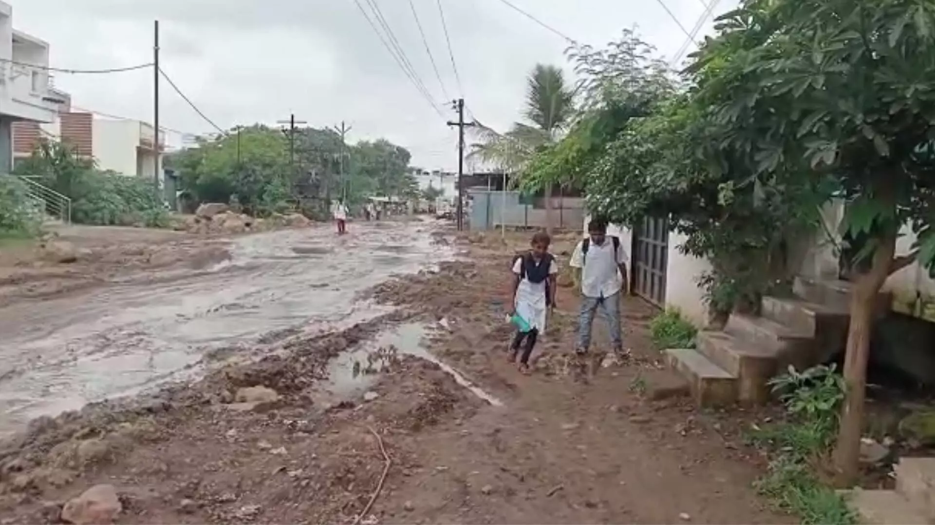 #AzadiKaAmritMahotsav : Ground Report : महामार्गांचा थाट पण गावच्या रस्त्यांची वाट