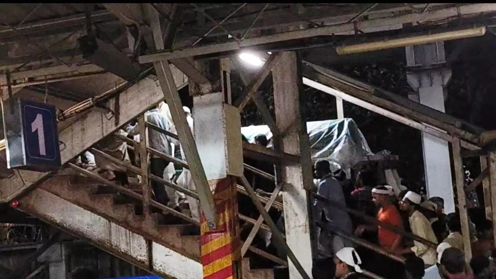 Ground Report : मुंबईत रेल्वे स्थानकावरून का निघते अंत्ययात्रा?