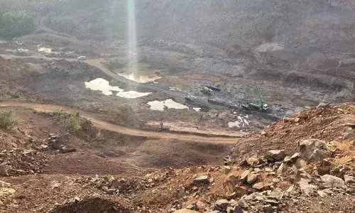 जिल्हाधिकाऱ्यांकडे चुकीचे ठराव सादर केल्याने  दोन ग्रामसेवकांवर निलंबनाचा बडगा