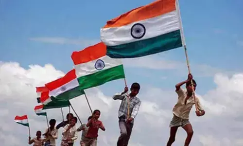 तिरंगा और आझादी की मिठाई... तिरंगा और आझादी की मिठाई...