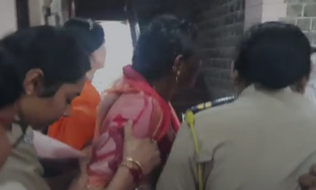 मंत्री गुलाबराव पाटील यांच्यासमोरच महिलेचा आत्मदहनाचा प्रयत्न