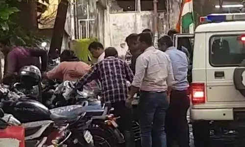 अंबानी कुटूंबियांना जिवे मारण्याची धमकी देणारा पोलिसांच्या ताब्यात अंबानी कुटूंबियांना जिवे मारण्याची धमकी देणारा पोलिसांच्या ताब्यात