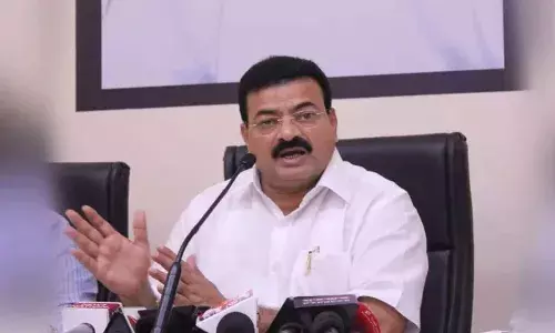 गिरीश महाजन यांनी १७ चे १८ केले आणि भास्कर जाधव संतापले... गिरीश महाजन यांनी १७ चे १८ केले आणि भास्कर जाधव संतापले...