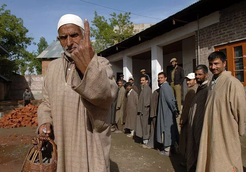जम्मू कश्मीर मध्ये राहणाऱ्या बाहेरच्या लोकांना मतदानाचा अधिकार, राजकारण तापलं...