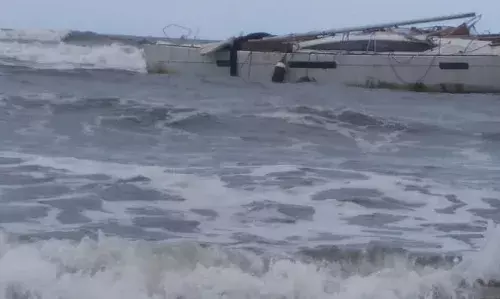 रायगड: हरिहरेश्वर सागर किनाऱ्यावर संशयास्पद बोट, बोटीत एके 47.. रायगड: हरिहरेश्वर सागर किनाऱ्यावर संशयास्पद बोट, बोटीत एके 47..