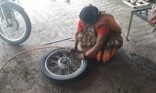 परिस्थितीला जिद्दीने सामोरे जात महिलेने सुरू केला पंक्चर काढण्याचा व्यवसाय परिस्थितीला जिद्दीने सामोरे जात महिलेने सुरू केला पंक्चर काढण्याचा व्यवसाय
