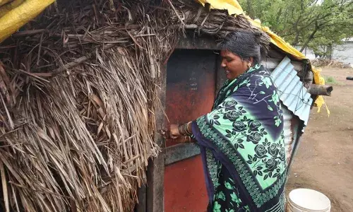 Ground Report : पारधी कुटुंबांच्या झोपड्यांवरील तिरंगा उतरताच झोपड्या तोडण्याचे आदेश Ground Report : पारधी कुटुंबांच्या झोपड्यांवरील तिरंगा उतरताच झोपड्या तोडण्याचे आदेश