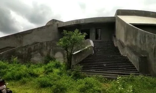 Ground Report : कवयित्री बहिणाबाई चौधरी यांच्या स्मारकाची दूरवस्था Ground Report : कवयित्री बहिणाबाई चौधरी यांच्या स्मारकाची दूरवस्था